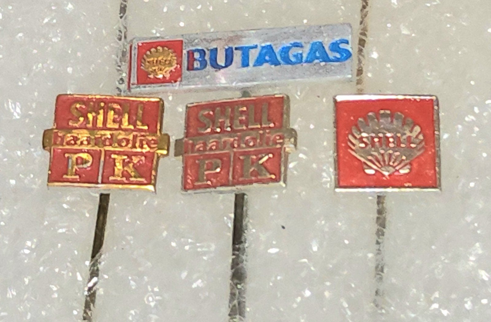 4 Speldjes: Butagas, Shell Haarolie PK en Shell Logo, Verzamelen, Ophalen of Verzenden, Gebruikt, Merk