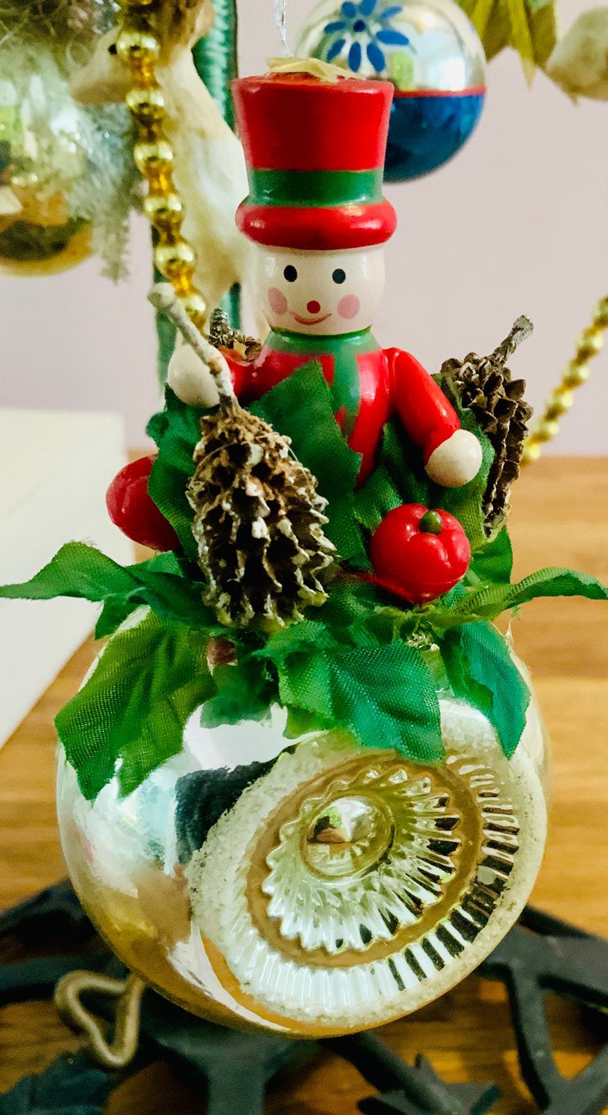Vintage kerstversiering met deukbal, Diversen, Kerst, Ophalen of Verzenden, Gebruikt
