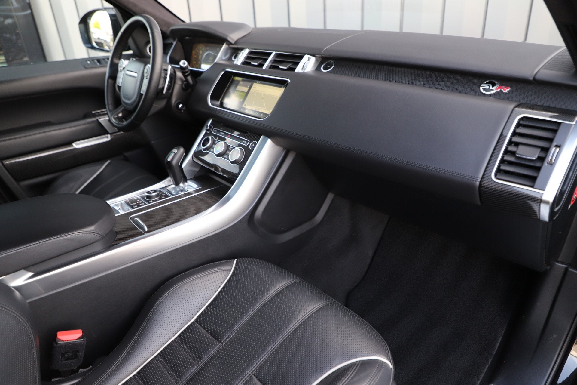 Land Rover Range Rover Sport 5.0 V8 Supercharged SVR | 550PK, Auto's, Automaat, Met garantie (alle), 3000 kg, Zwart