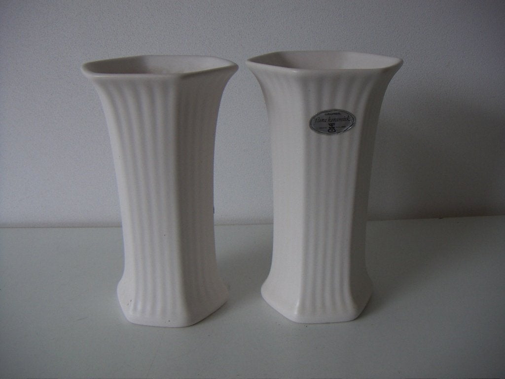 2 x Flora Gouda plateel keramiek vazen jr.1960. Wit glazuur., Antiek en Kunst, Ophalen of Verzenden