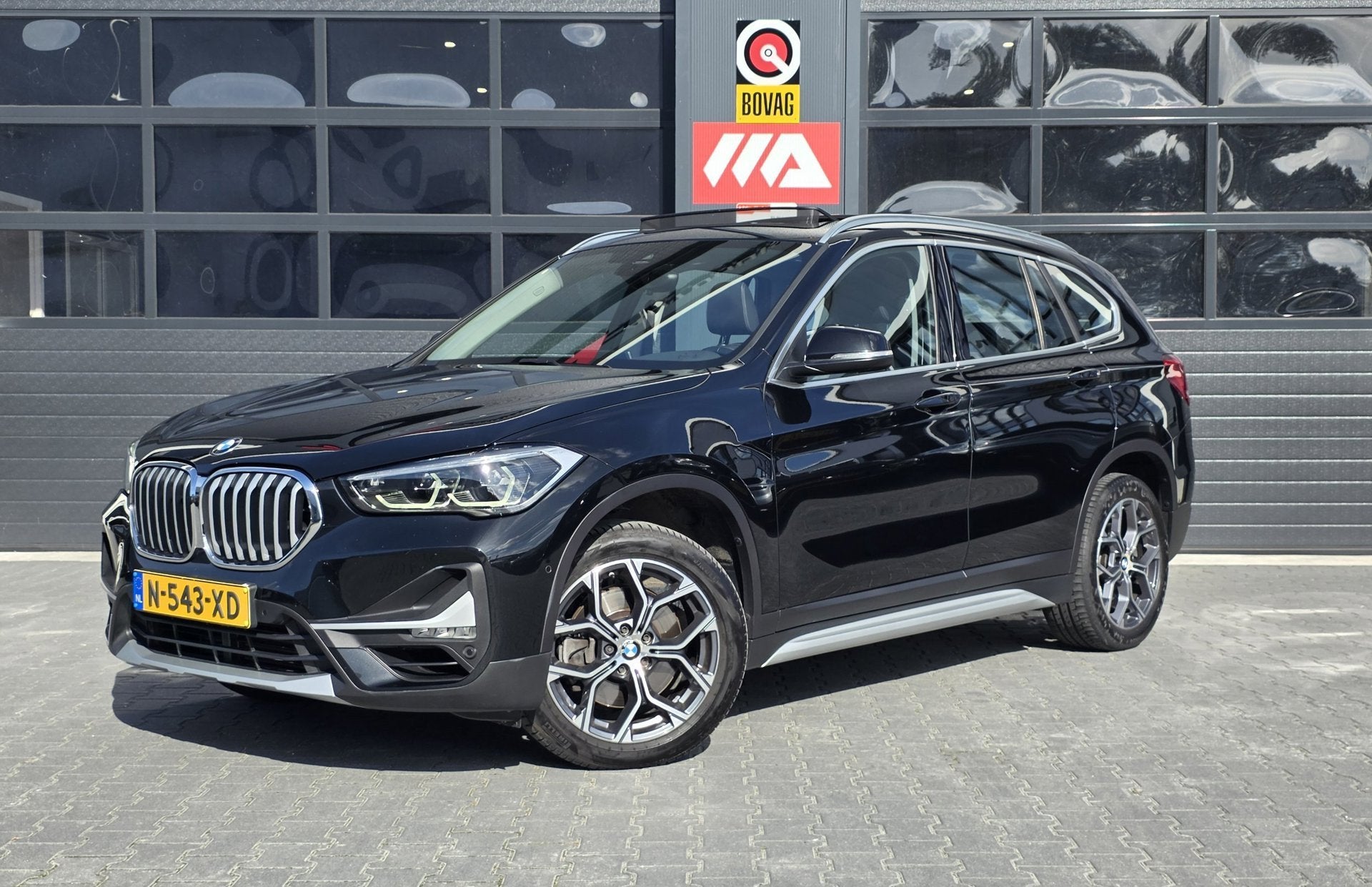 BMW X1 SDrive20i Business Edition Plus | PANO | LEDER | TREK, Auto's, 4 cilinders, Zwart, 1470 kg, SUV of Terreinwagen