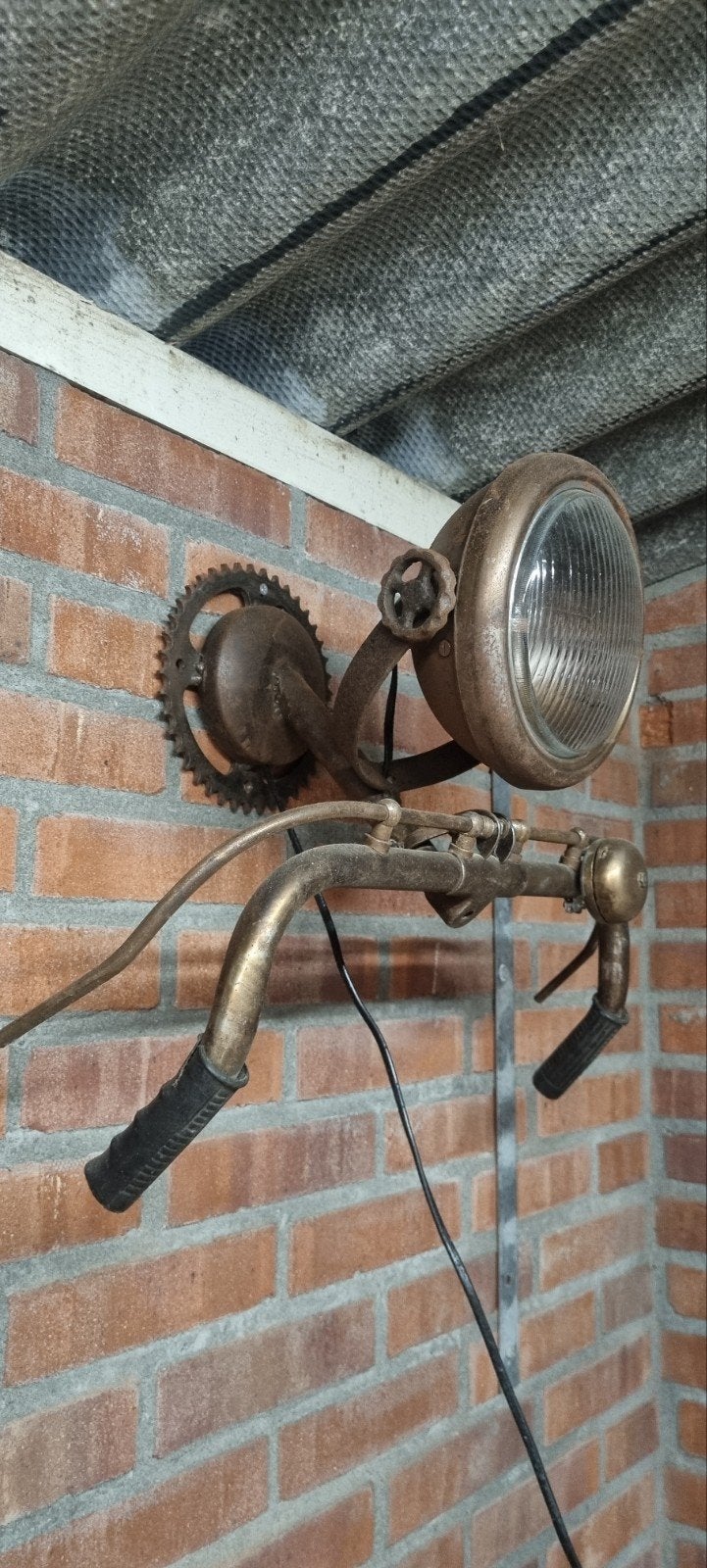 Unieke wandlamp van fietsstuur en koplamp, Ophalen