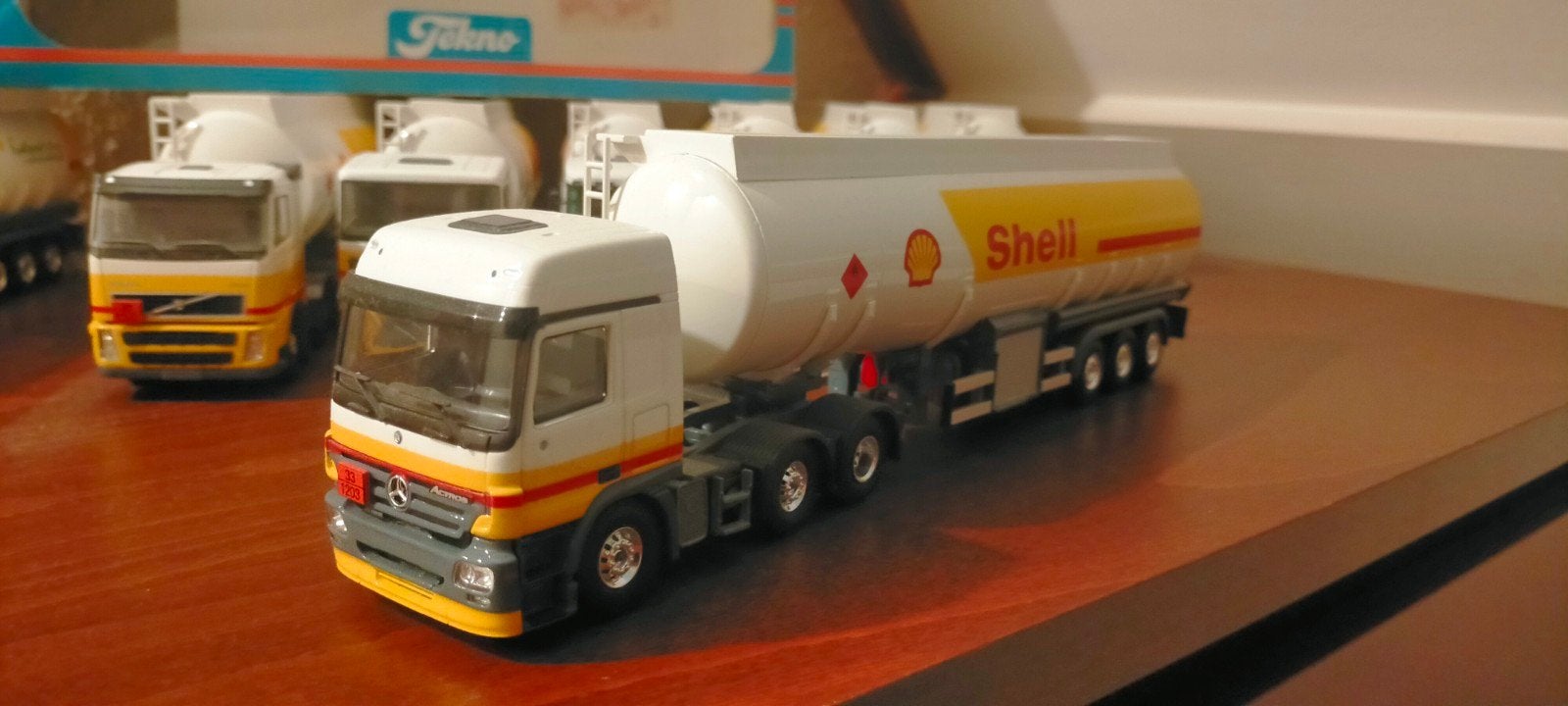 Tekno Mercedes-Benz Actros Shell Tankwagen Model, Ophalen of Verzenden, Groter dan 1:32, Truck, Italeri