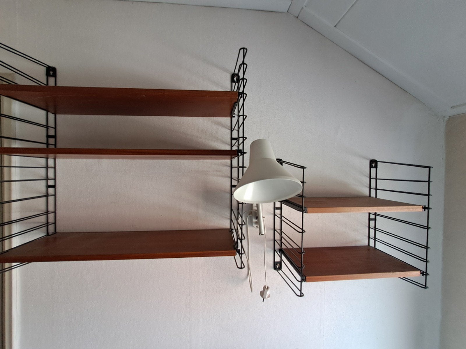 Vintage wandrek met houten planken, Huis en Inrichting, Kasten | Boekenkasten, Overige houtsoorten, Met plank(en), Gebruikt, 100 tot 150 cm