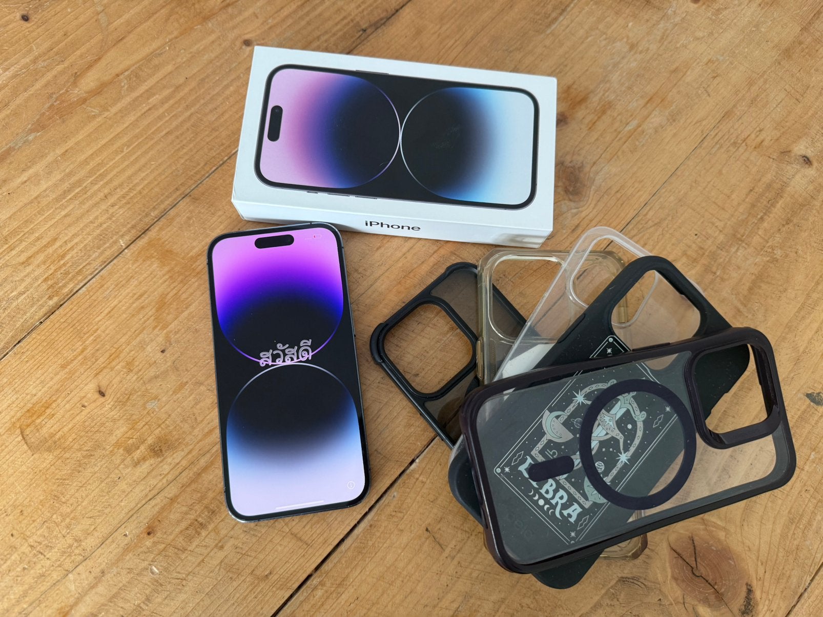 Foto 2 van Iphone 14 Pro met 5 hoesjes