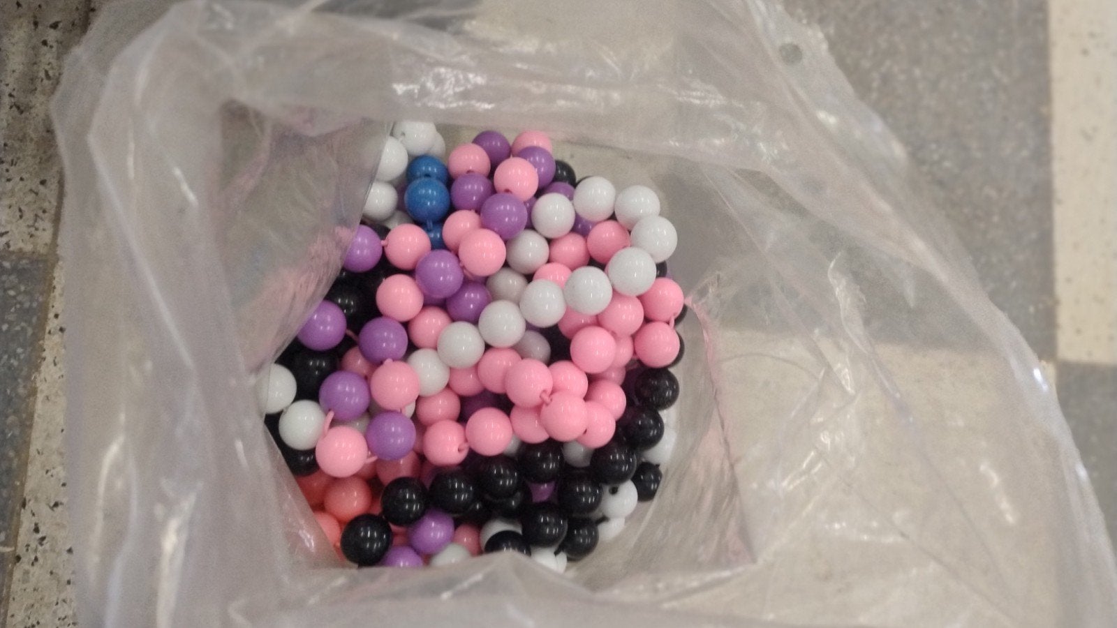 Grote partij sieraden en knutselbenodigdheden, Gebruikt, Overige kleuren, Kunststof of Plastic, Ophalen of Verzenden