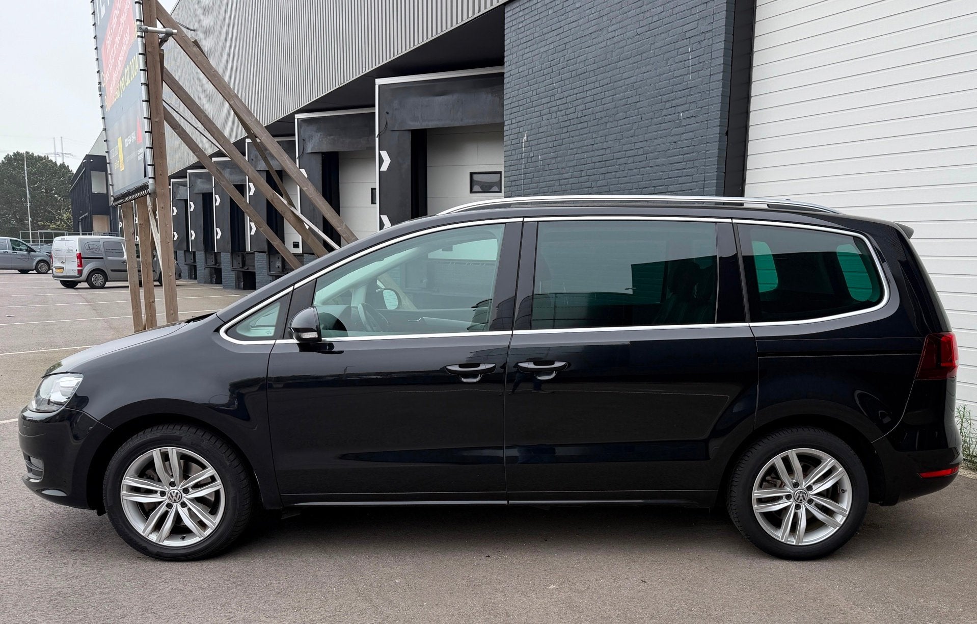 Volkswagen Sharan 1.4 TSI Highline AUTOMAAT/7PERSOONS/DEALER, 15 km/l, 150 pk, Zwart, 102 €/maand