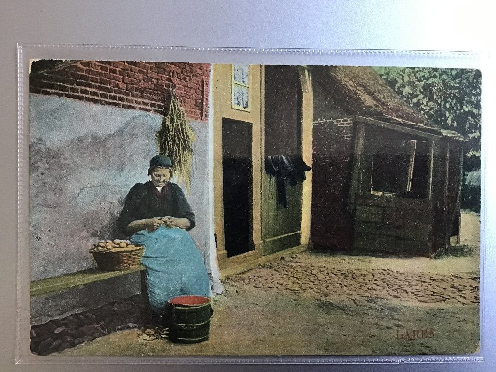 Laren oude briefkaart: Vrouw schilt aardappelen, 1914, Ophalen of Verzenden, Voor 1920, Gelopen, Noord-Holland