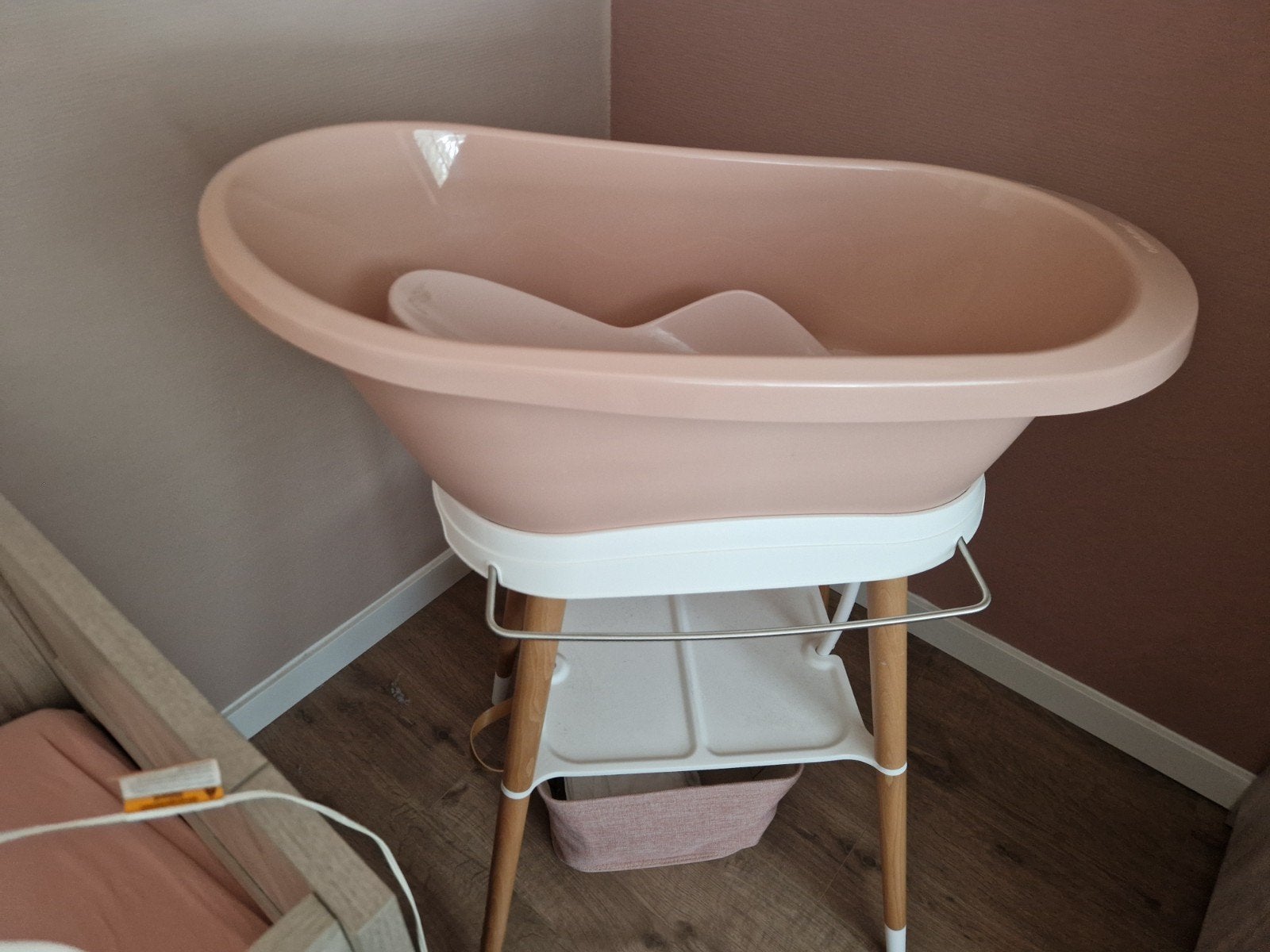 Roze babybadje met standaard en badzitje, Zo goed als nieuw, Badje, Standaard, Ophalen