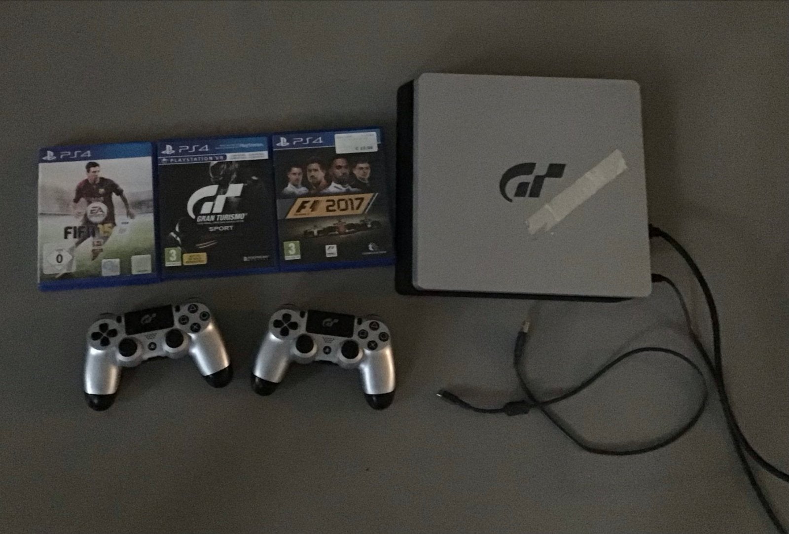 PlayStation 4 Slim met 2 controllers en 3 spellen, Ophalen, Gebruikt, 2 spelers, Eén computer