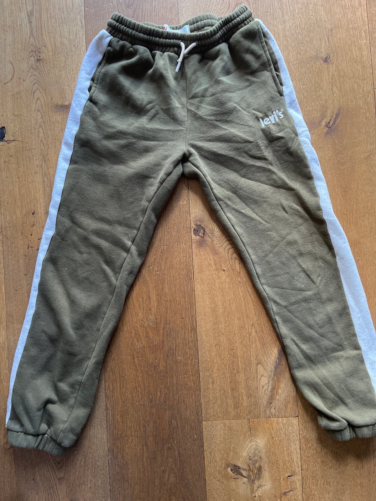 Levi's Jogger - Groen met witte streep - Maat 152, Ophalen of Verzenden, Gebruikt, Jongen of Meisje, Broek