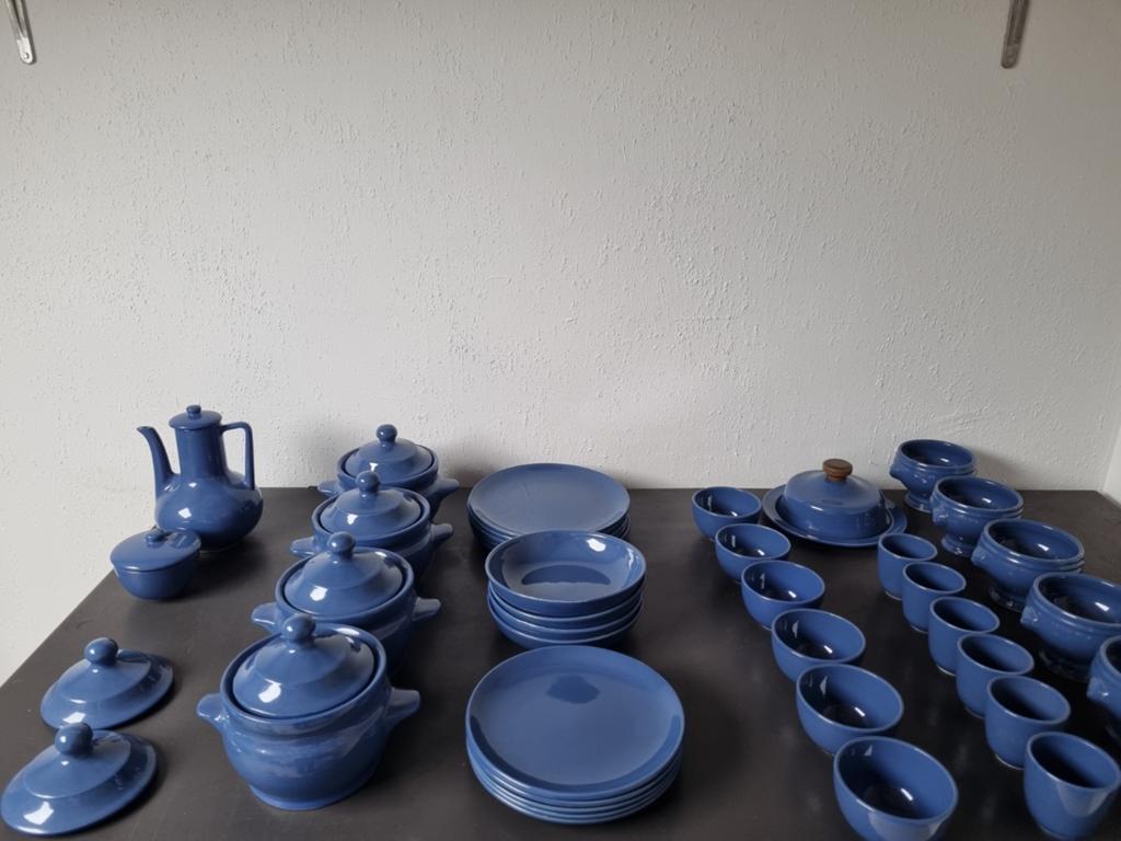 Uitgebreid blauw servies met diverse kommen en borden, Ophalen