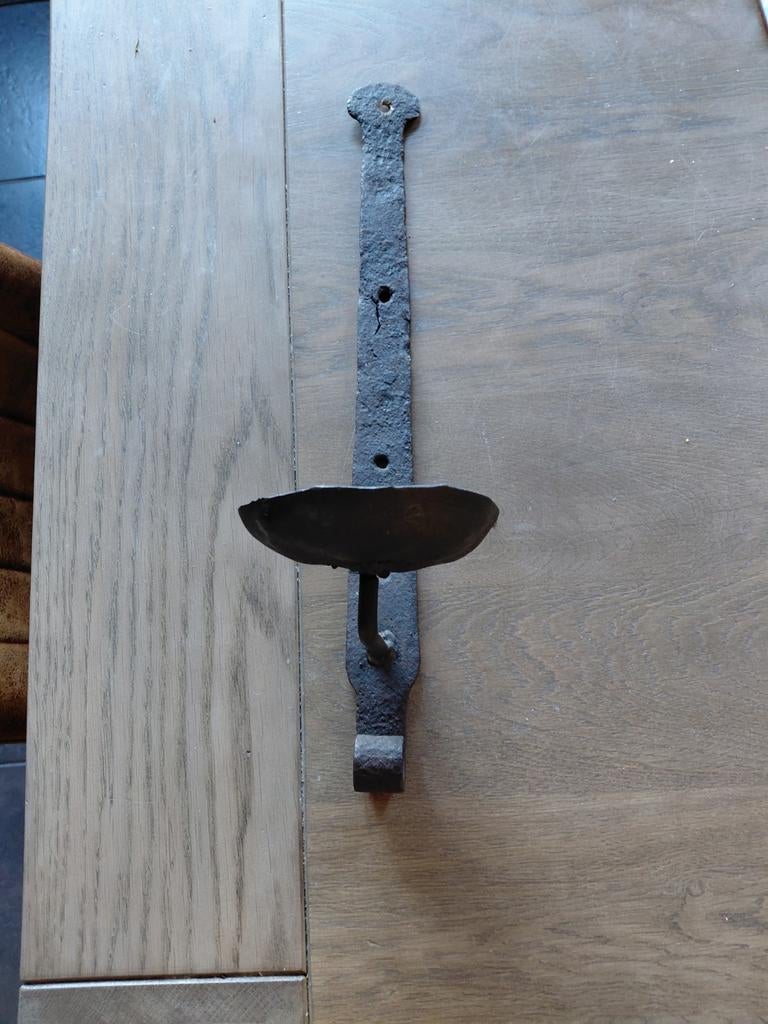 Vintage brutalist gietijzeren wandkandelaar, Antiek en Kunst, Antiek | Kandelaars, Overige materialen, Ophalen of Verzenden