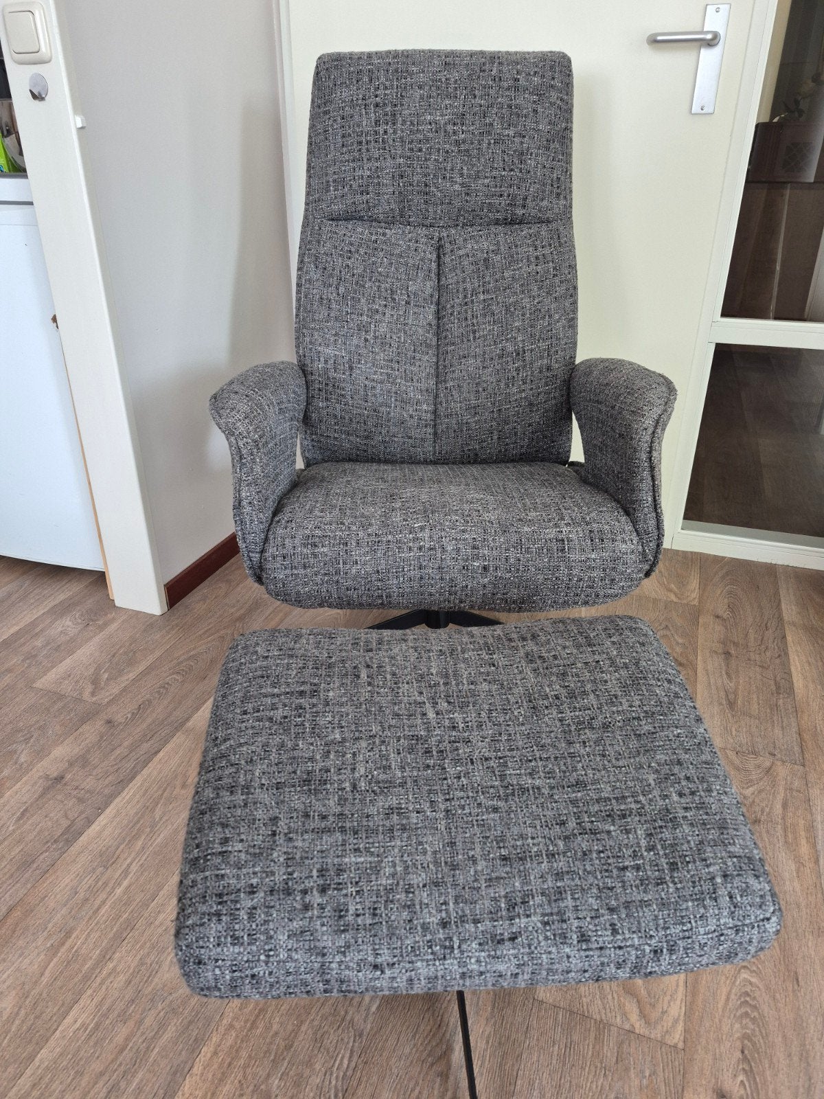 Comfortabele grijze draai relaxfauteuil met voetenbank, Ophalen, 75 tot 100 cm, Zo goed als nieuw, Stof