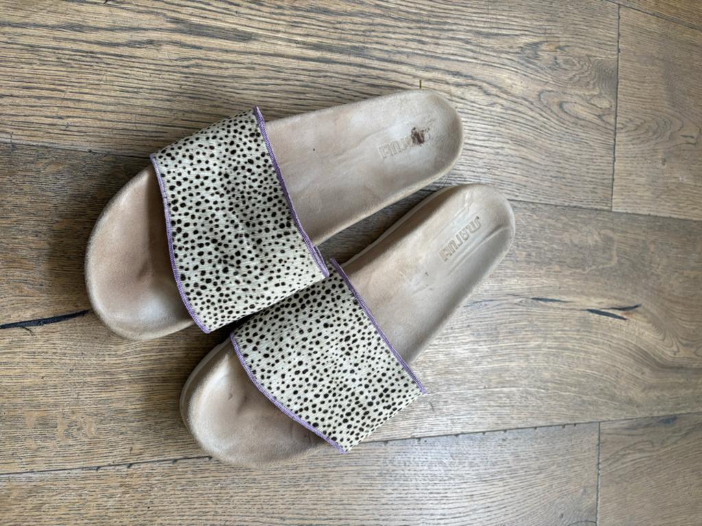 Maruti slippers met panterprint - Maat 41, Ophalen of Verzenden, Gedragen, Beige, Slippers