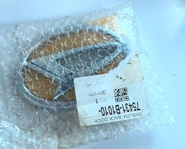 Daihatsu embleem 75431-B1010 1, Ophalen of Verzenden, Auto's