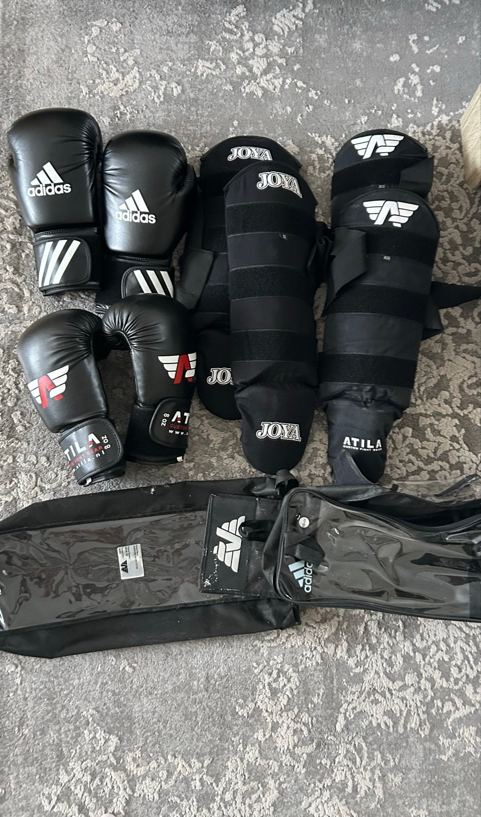 Boks- en kickboksset: handschoenen en scheenbeschermers, Gebruikt, Overige, Maat XS of kleiner, Vechtsportbescherming