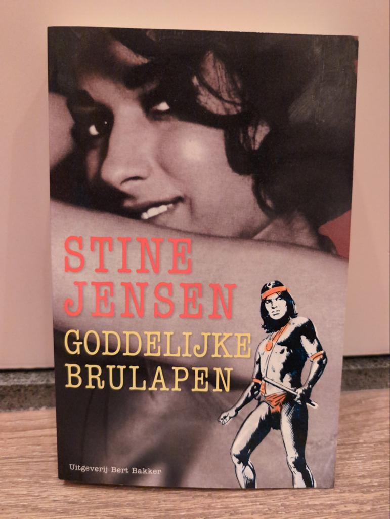 Stine Jensen - Goddelijke Brulapen, Boeken, Ophalen of Verzenden, Gelezen, Stine Jensen, Nederland