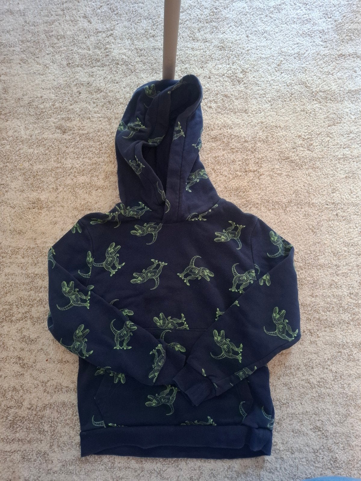 Dino trui maat 116 - Donkerblauw met groene dino's, Gebruikt, Trui of Vest, Ophalen of Verzenden, Onbekend
