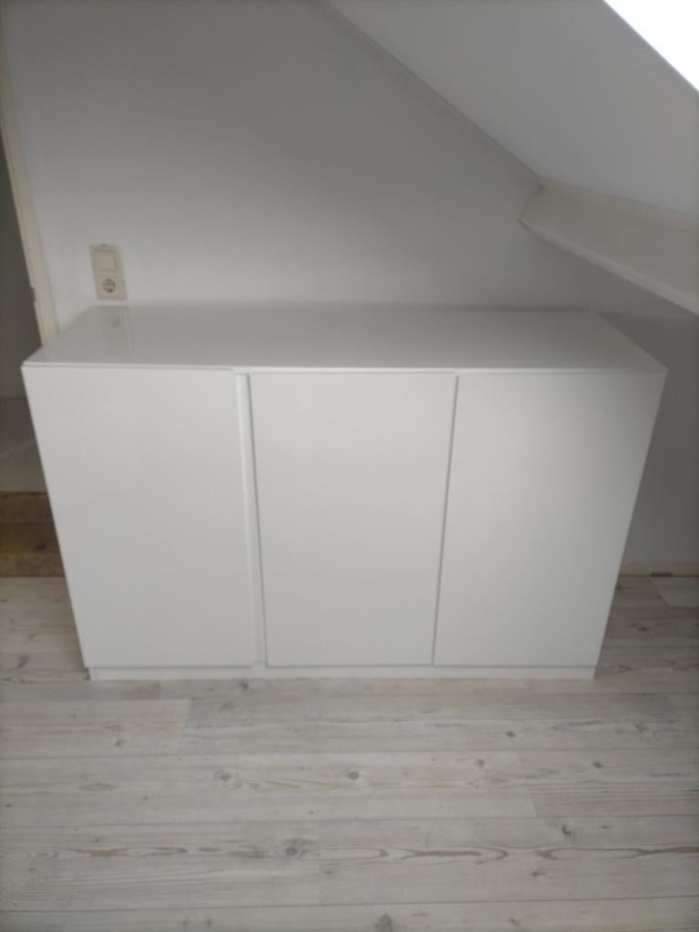 Witte lage kast met hang- en leggedeelte, Ophalen, Met deur(en), Gebruikt, 100 tot 150 cm