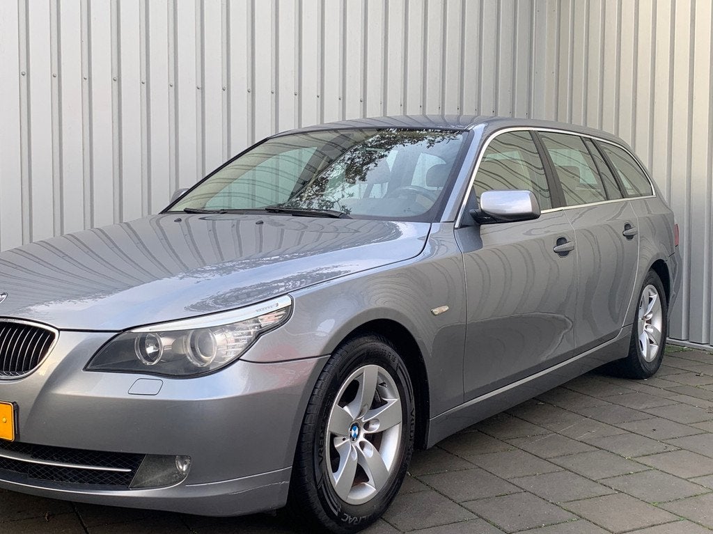BMW 5-serie Touring 525i|Automaat|Airco|Leder|, Auto's, BMW, Achterwielaandrijving, Gebruikt, Beige, 2000 kg