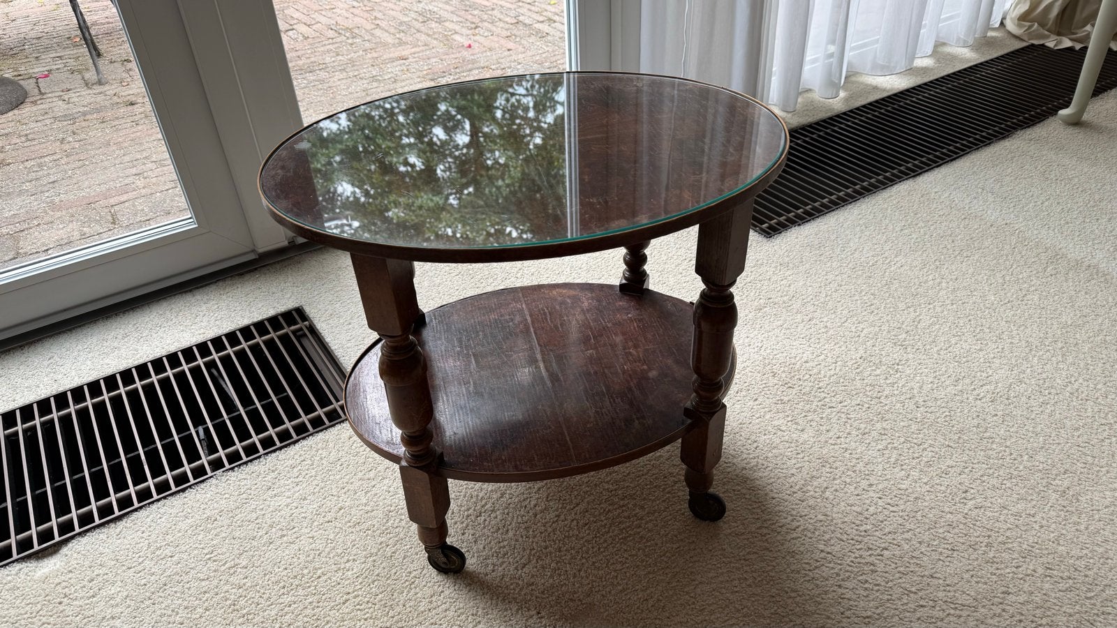 Vintage bijzettafel met glazen blad en wieltjes, Gebruikt, 55 tot 75 cm, Ovaal, Hout