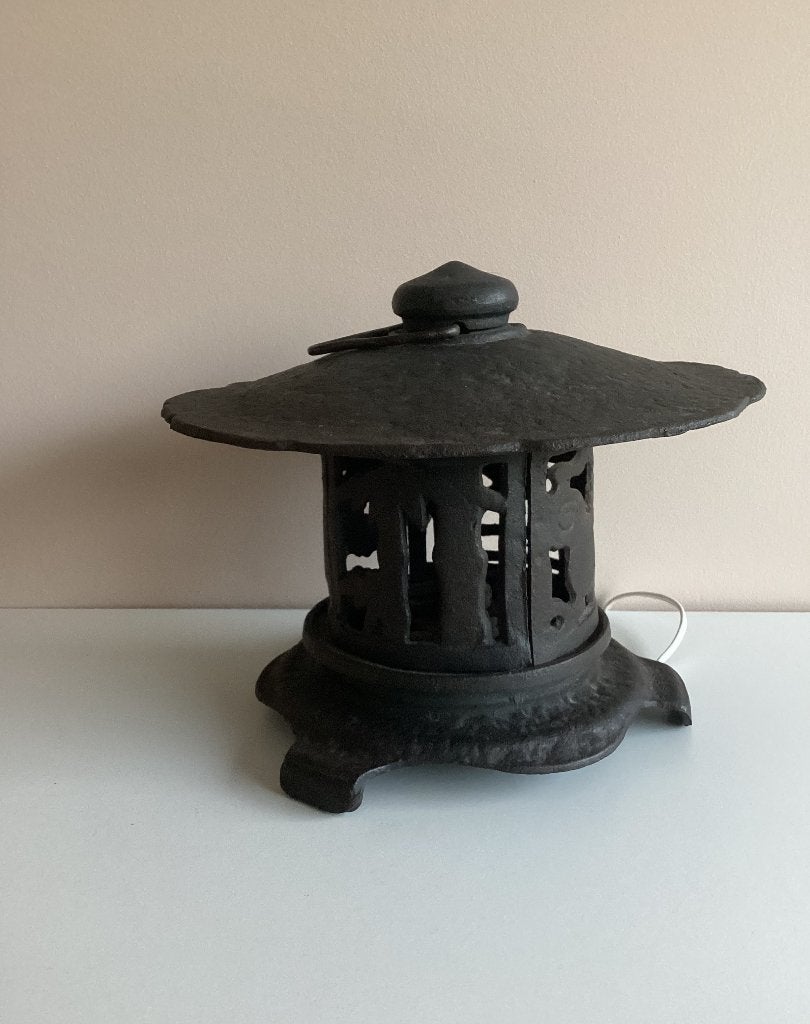 Gietijzeren Japanse pagode tuinlantaarn met verlichting., Gebruikt, Minder dan 50 watt, Wandlamp, Ophalen of Verzenden