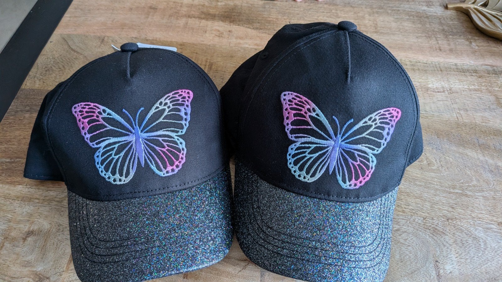 2x gloednieuwe Zwarte petten met 🦋 en glitter, Meisje, Page One Young, Nieuw, Ophalen of Verzenden
