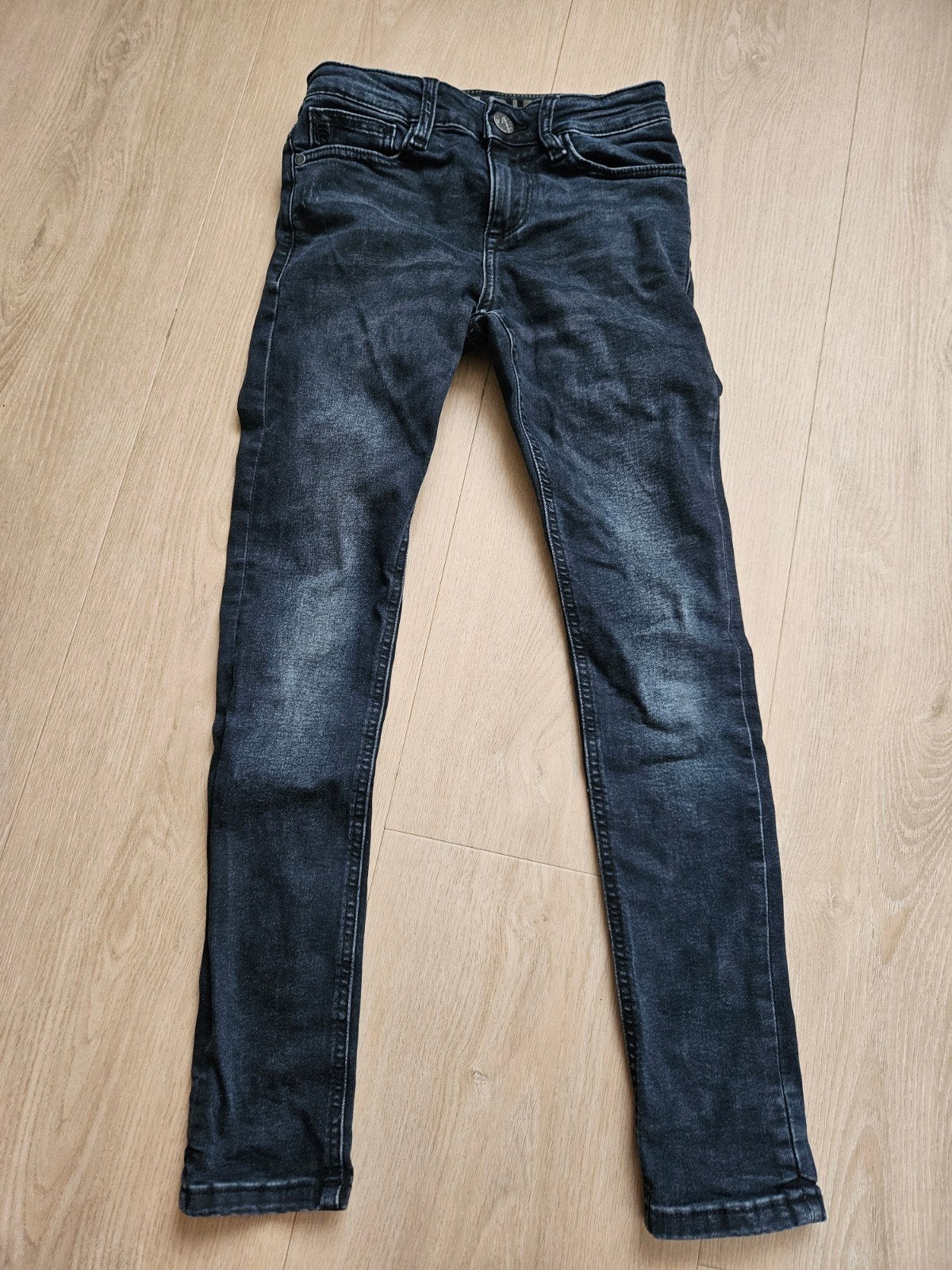 WE fashion Donkere spijkerbroek maat 140, Broek, Ophalen of Verzenden, Zo goed als nieuw, Jongen