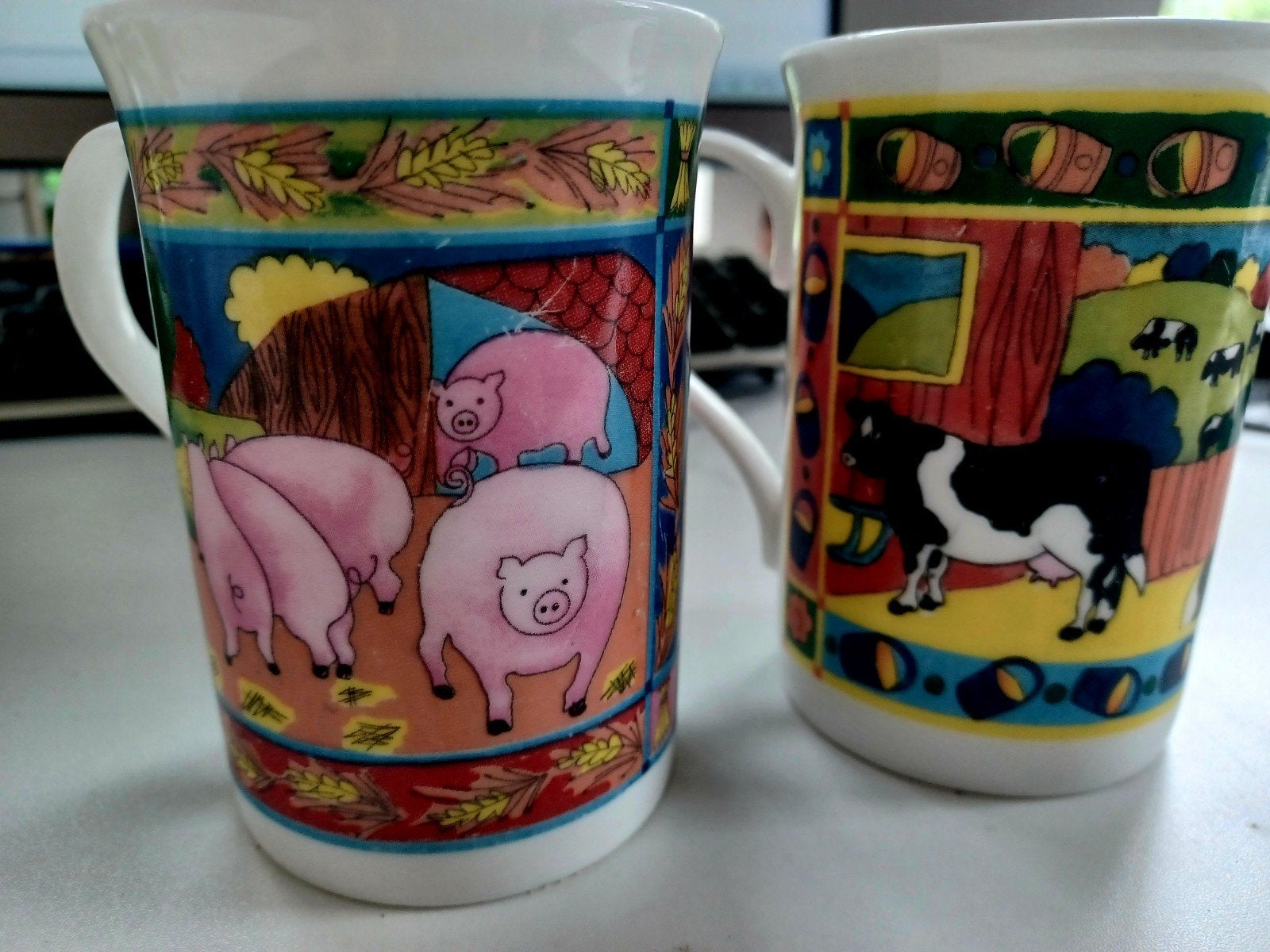 2 leuke koffiebekers met boerderijdieren, Gebruikt, Keramiek, Ophalen of Verzenden, Overige stijlen