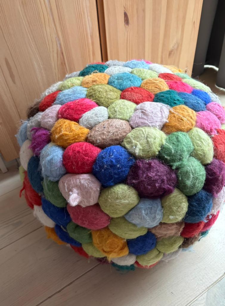Ronde poef van vilten bollen, Overige materialen, Minder dan 50 cm, Gebruikt, Rond