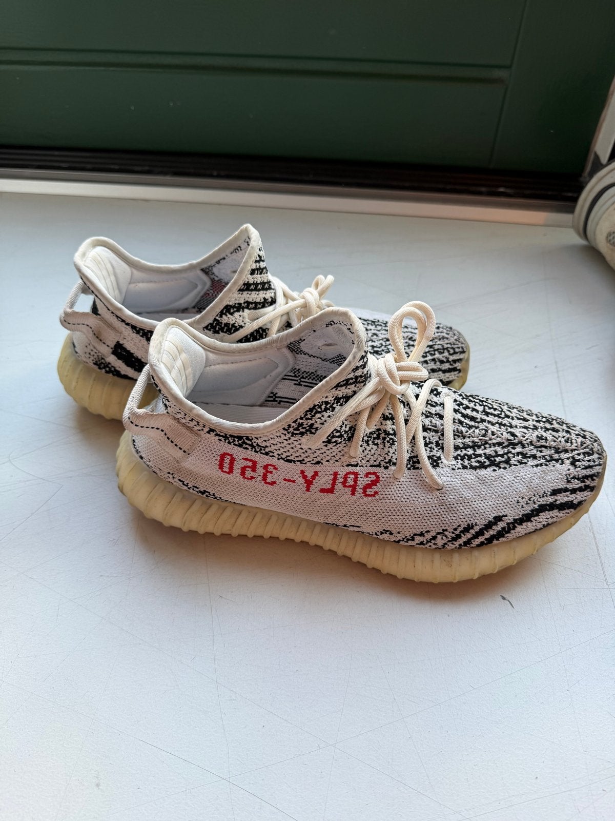 Adidas Yeezy Boost 350 V2 Zebra Sneakers 42, Kleding | Heren, Ophalen of Verzenden, Gedragen, Wit, Sneakers of Gympen