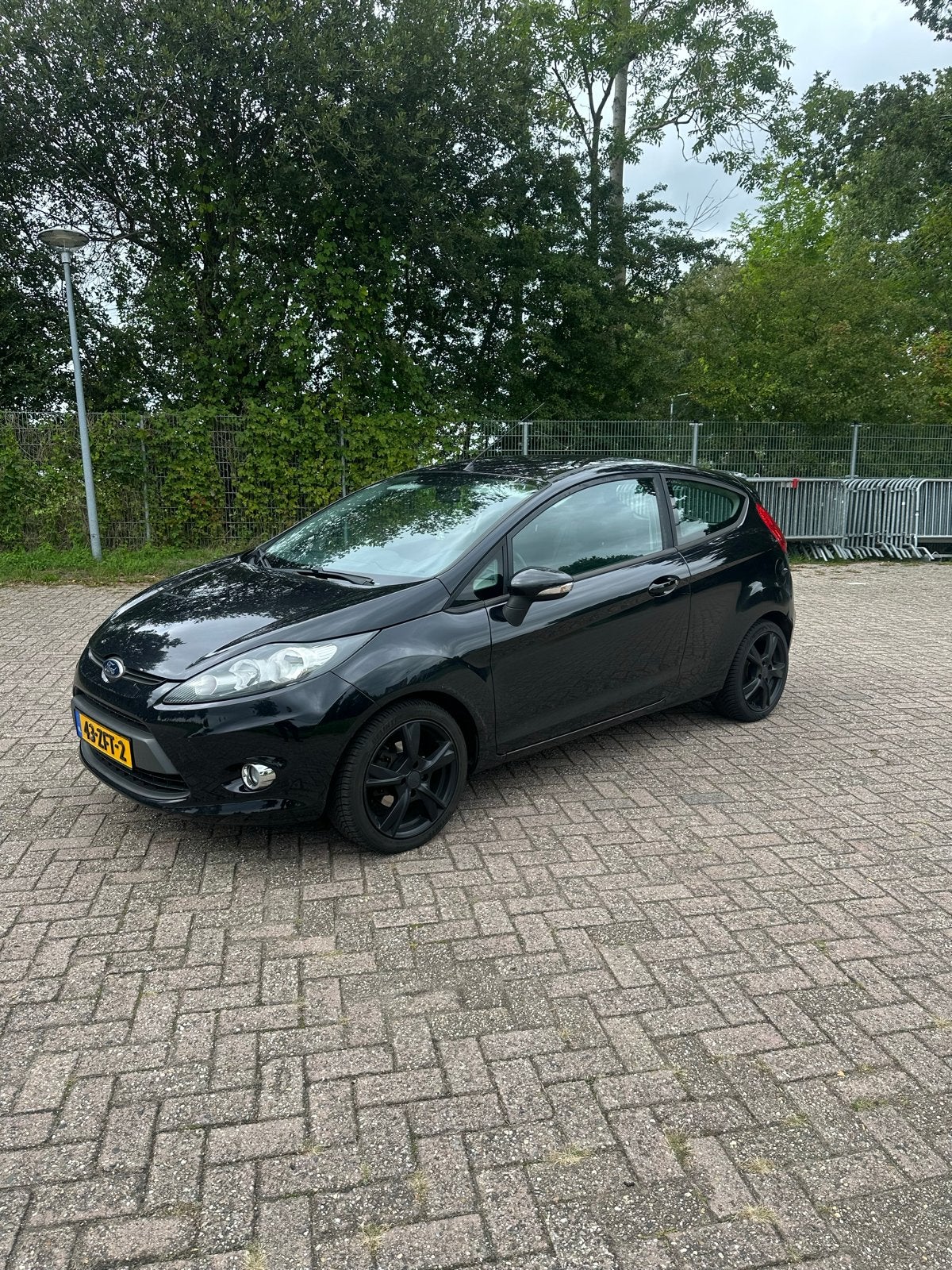 Ford Fiësta 1.6TDCI 70KW 3DR 2012 Zwart, Auto's, Voorwielaandrijving, Stof, 96 €/maand, Zwart