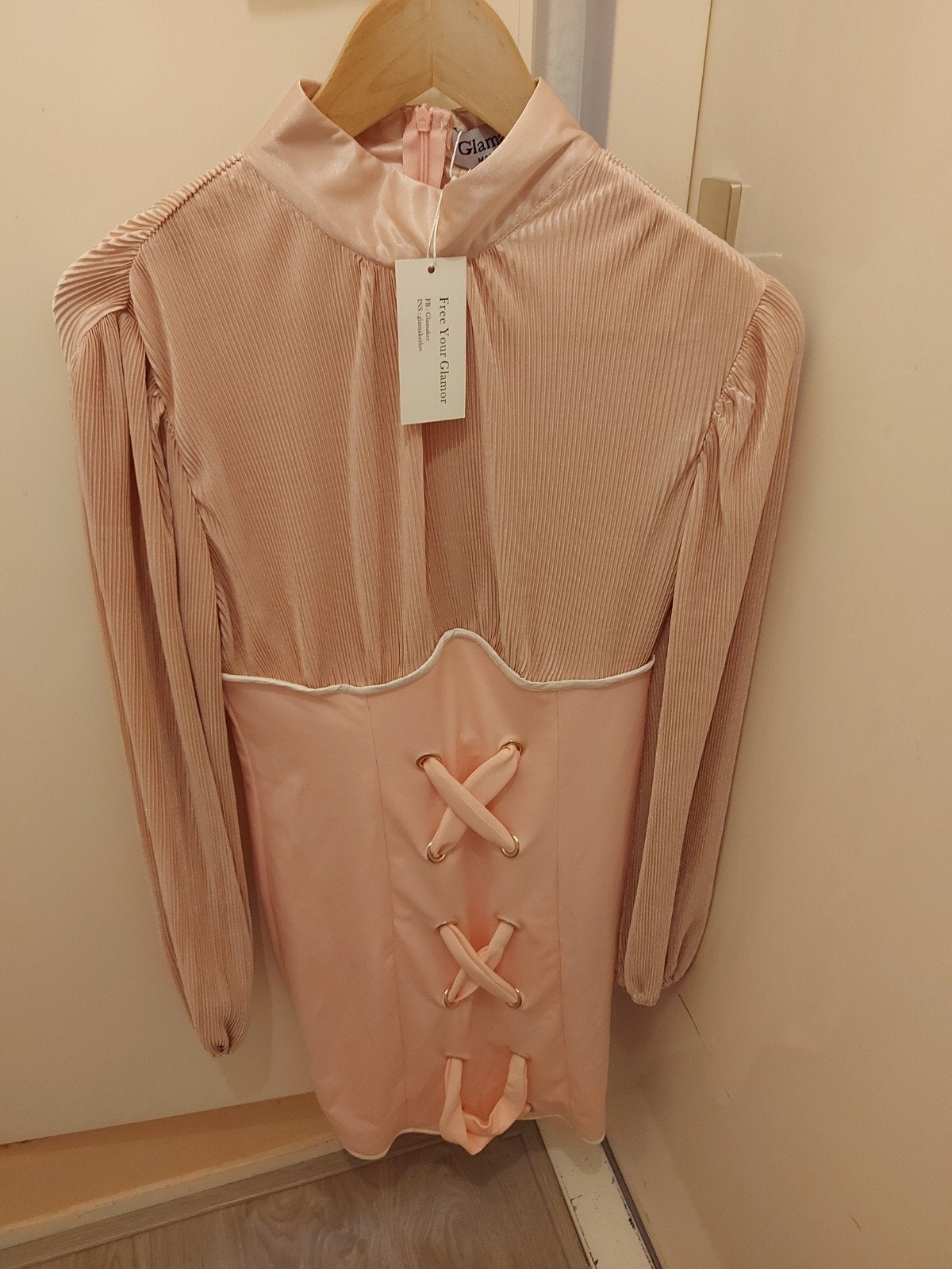 Glamaker roze mini jurk met lange mouwen en korset detail, Nieuw, Ophalen of Verzenden, Roze, Maat 36 (S)