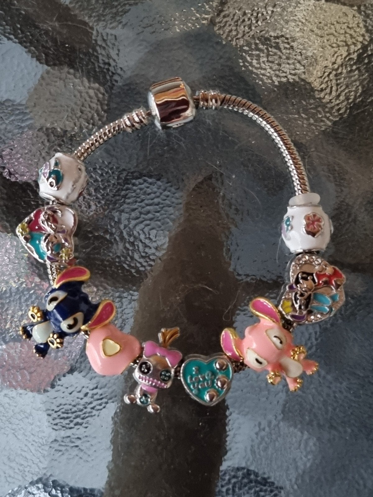 Stitch armband met bedeltjes 17cm roze, Ophalen of Verzenden, Nieuw, Roze, Met bedels of kralen