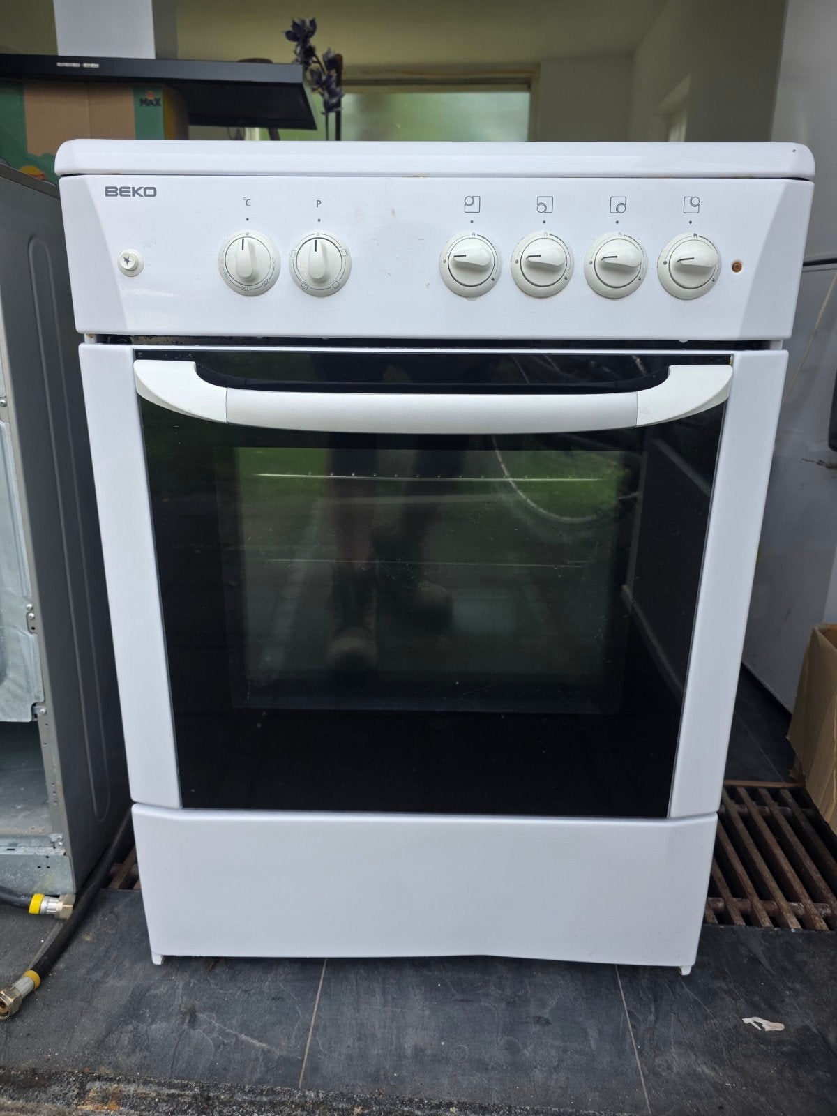 Beko gasfornuis met elektrische ontsteking en oven, Witgoed en Apparatuur, Hete lucht, Zo goed als nieuw, Energieklasse A of zuiniger