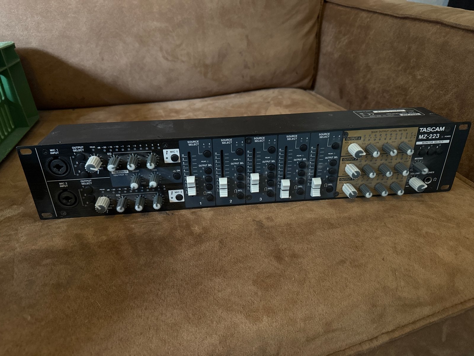 Tascam MZ-223 Zone Mixer - Professionele Audiomixer, Ophalen, Gebruikt, 10 tot 20 kanalen, Microfooningang