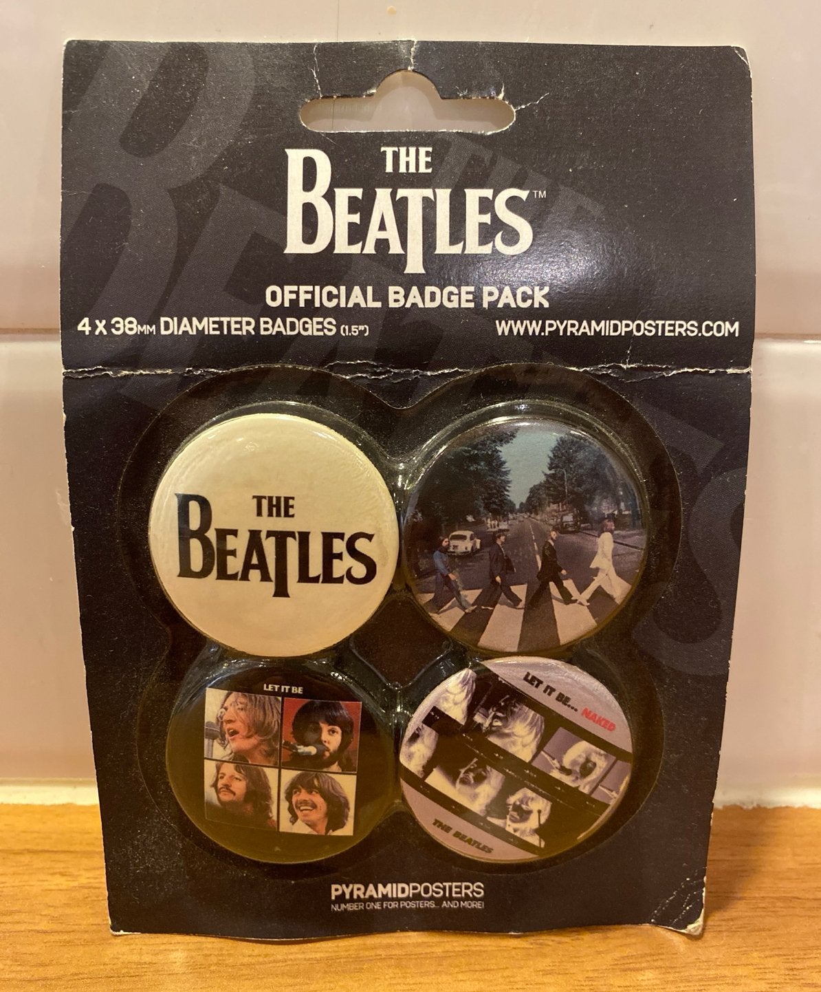 The Beatles Official Badge Pack - 4 badges Buttons, Ophalen of Verzenden, Nieuw, Gebruiksvoorwerp