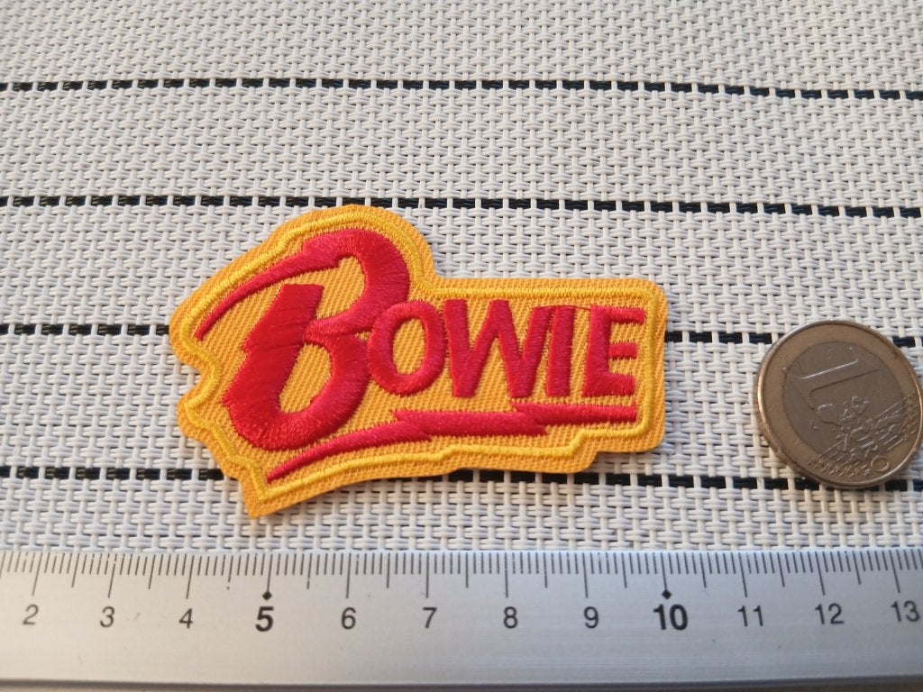 David Bowie mooie  geel/rode shaped patch b34, Ophalen of Verzenden, Nieuw, Kleding