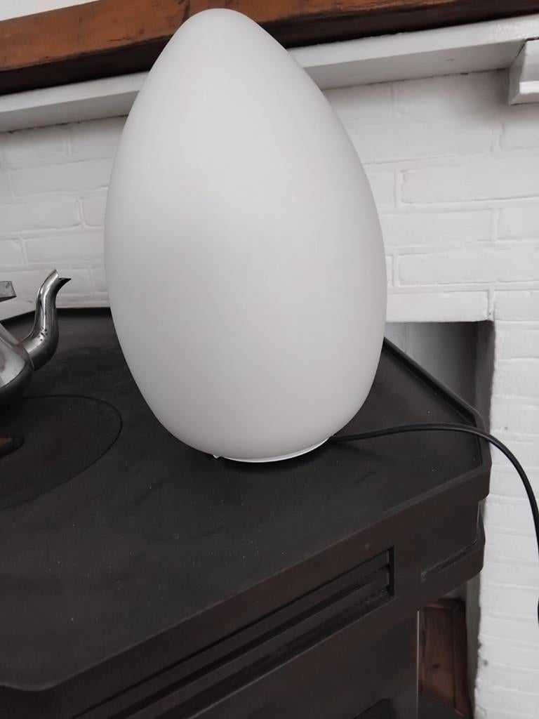 Een mooie eivormige tafellamp van Trivia, Ophalen of Verzenden, Zo goed als nieuw, Glas, Minder dan 50 cm