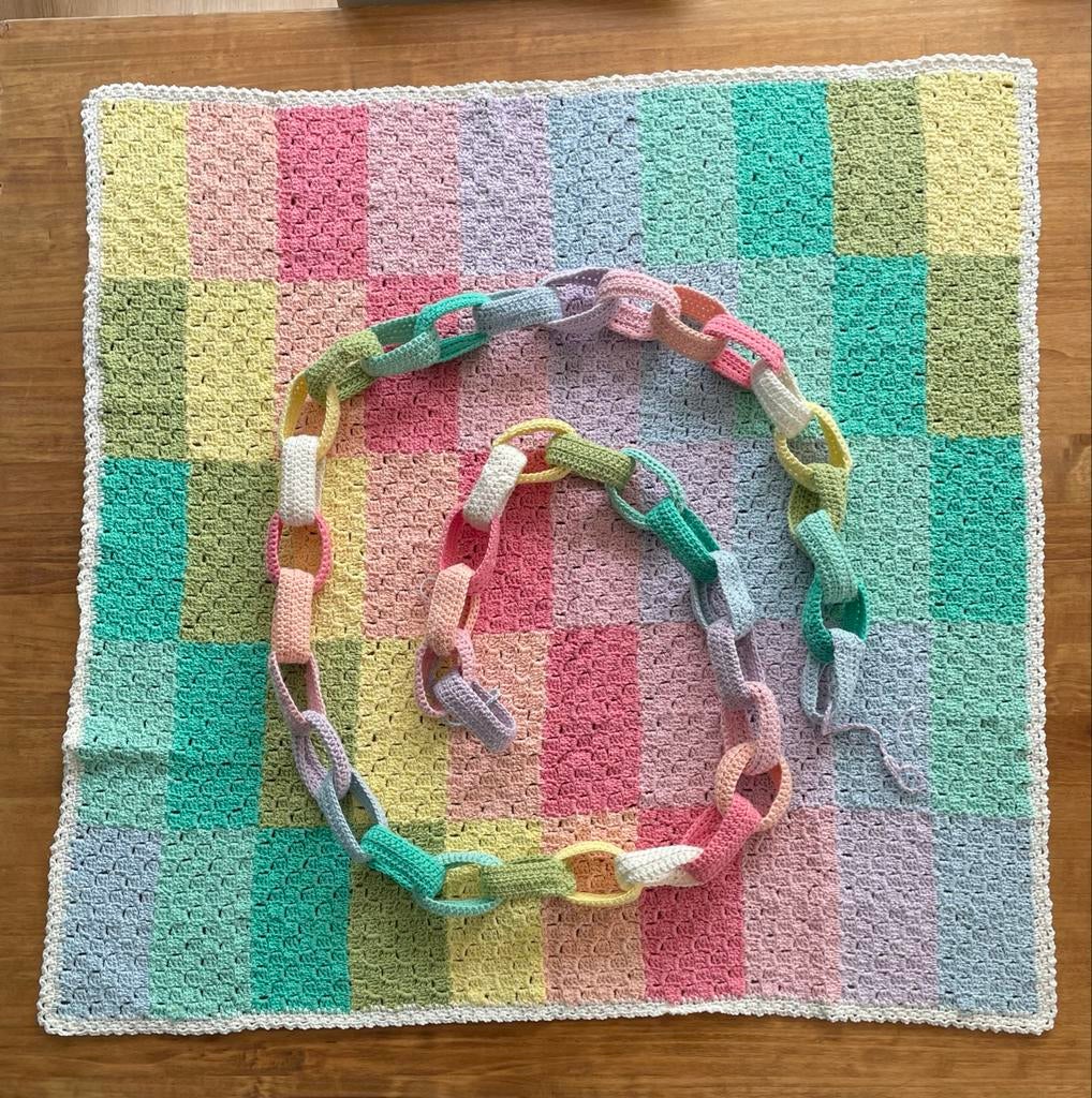 Zelfgemaakt gehaakte babydeken met bijpassende slinger, Ophalen of Verzenden, Zo goed als nieuw