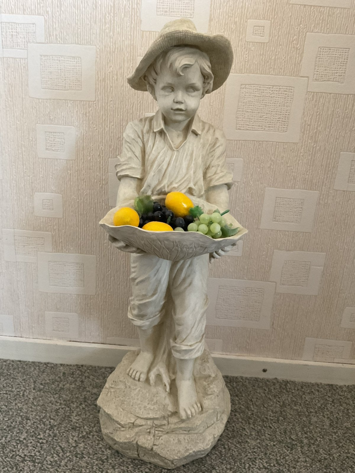 Beeld jongen met fruitschaal, Huis en Inrichting, Ophalen, Gebruikt