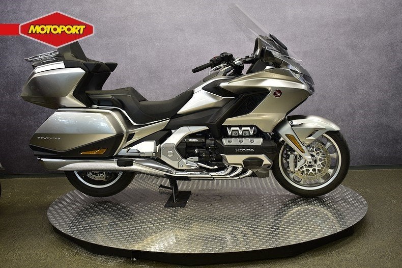 Honda GL 1800 GOLDWING TOUR DELUXE (bj 2025), Motoren, Info@motoportwormerveer.nl, Honda Motor Europe, Crystal Bldng B-Unit B11.2 Rivium Blv200
2909 LK  Capelle aan den IJsel, NL