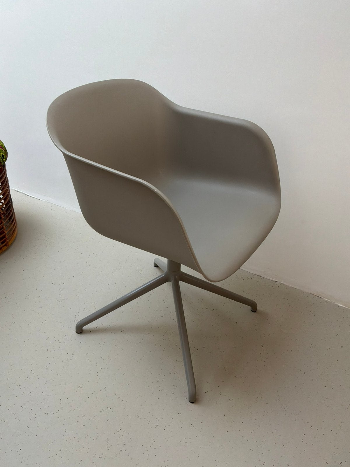 Muuto fiber taupe/grijs stoel fauteuil nieuwstaat, Huis en Inrichting, Stoelen, Zo goed als nieuw, Eén, Overige materialen, Grijs