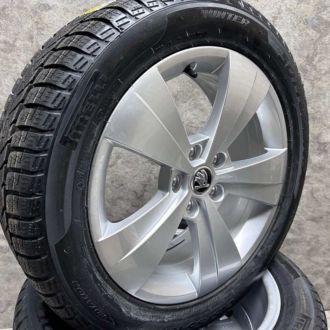 17  inch originele velgen + winterbanden  Skoda Superb, 215 mm, -, -, Banden en Velgen