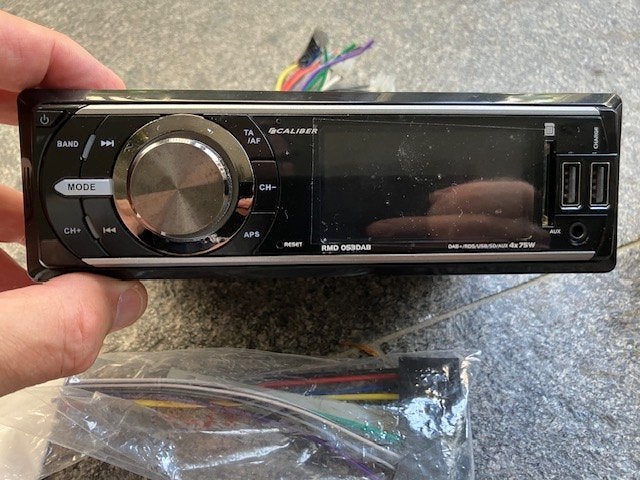 caliber autoradio RMD035DAB met boxen CSB2 120 Watt, Ophalen, Zo goed als nieuw