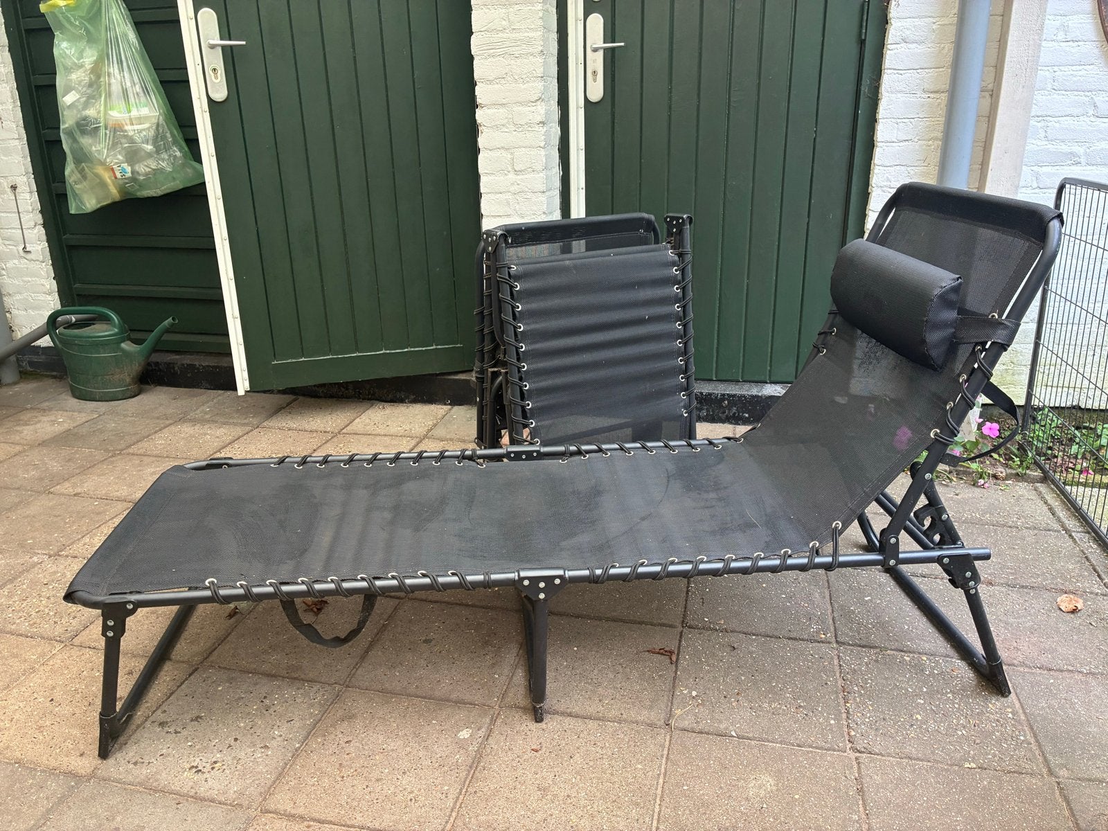 Twee zwarte verstelbare ligstoelen met kussen, Tuin en Terras, Ophalen, Zo goed als nieuw, Textileen, Inklapbaar