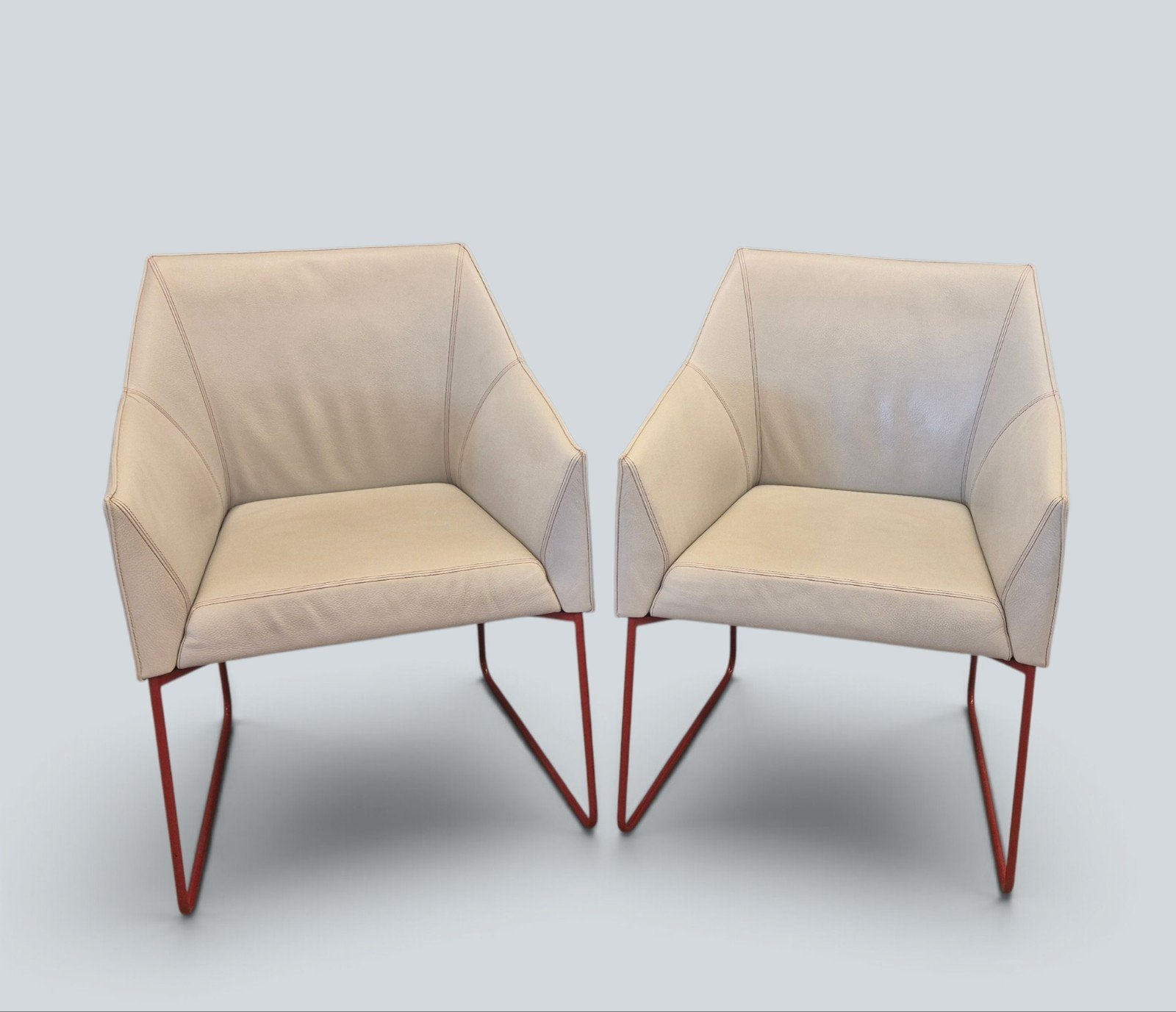 Leolux Mara eetkamerstoelen wit leer rood frame