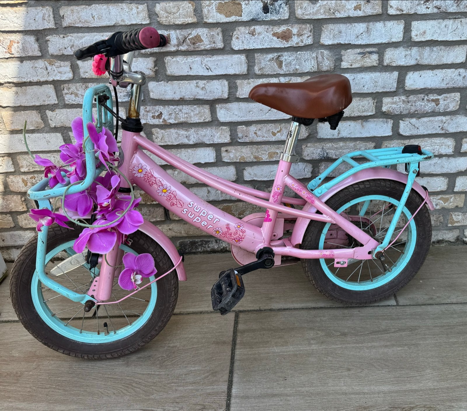 Roze kinderfiets met bloemen en mandje, Fietsen en Brommers, Fietsen | Kinderfietsjes, Ophalen, Gebruikt, Terugtraprem, 16 tot 20 inch