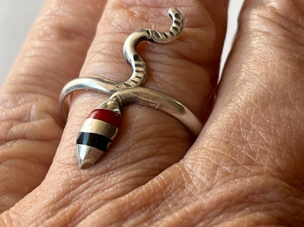 Zilveren slang ring met emaille details, Verzenden, Zo goed als nieuw, 17 tot 18, Dame